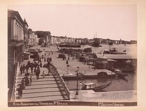 Die Riva degli Schiavoni Richtung Arsenal, Fotografie aus einem Reisealbum zwischen 1875 und 1903. (Bayerische Staatsbibliothek, Slg.Lorenz 7155)