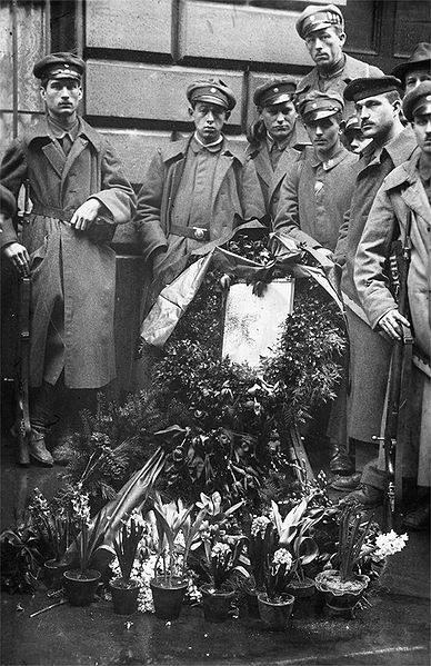 Datei:Mahnwache Prannerstrasse 1919.jpg