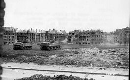 US-Panzer beim Häuserkampf in der Brentanostraße in Aschaffenburg, Anfang April 1945. (gemeinfrei via Wikimedia Commons)