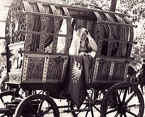 Der Brautwagen im Jahre 1927 auf dem Festzug zur Erinnerung an die Landshuter Hochzeit. Die Herzogin Hedwig wurde von Else Wengenroth dargestellt. (Verein "Die Förderer" e. V.)