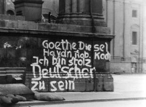 Die Ostseite der Feldherrnhalle, links vorne das gestürzte NS-"Ehrenmal", Juni 1945. (Interfoto, Mediennummer: 00578725)