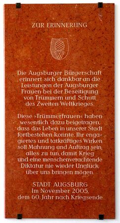 Gedenktafel der Stadt Augsburg an die Trümmerfrauen, 2005. (Foto: Sammlung Häußler, Augsburg)