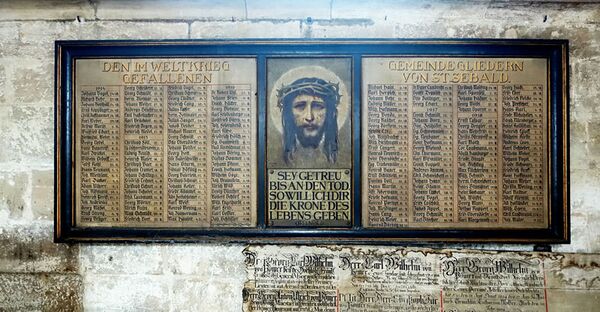 Gedenktafel für die Gefallenen des Ersten Weltkrieges der Kirchengemeinde von St. Sebald in Nürnberg. Die Tafel passt sich den Kunstwerken in der Kirche an. (Fotografie von Daderot, gemeinfrei via Wikimedia Commons)