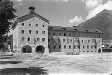 Das nach der Zwangsvereinigung von Garmisch und Partenkirchen 1935 neu errichtete Rathaus. Fotografie von August Beckert. (Bayerische Staatsbibliothek, Bildarchiv ansi-008984)