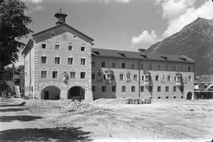Das nach der Zwangsvereinigung von Garmisch und Partenkirchen 1935 neu errichtete Rathaus. Fotografie von August Beckert. (Bayerische Staatsbibliothek, Bildarchiv ansi-008984)