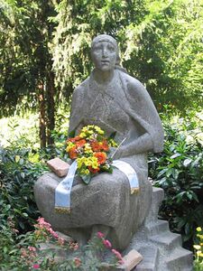 Das 1955 errichtete Denkmal "Trümmerfrau" von Katharina Szelinski-Singer (1918-2010) im Volkspark Hasenheide im Berliner Stadtteil Neukölln. (https://de.wikipedia.org/wiki/Tr%C3%BCmmerfrau#/media/Datei:Tr%C3%BCmmerfrau_Hasenheide.JPG)