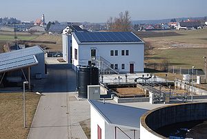 Membran-Kläranlage der Stadt Monheim als Beispiel für weitestgehende Abwasserbehandlung im Karst, 2017. (Foto: Wolfgang Wild)