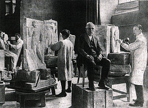 Die Bildhauerklasse Adolf von Hildebrands (1847-1921) an der Münchner Kunstakademie. (aus: Die Woche 1909, Heft 48, 2059)