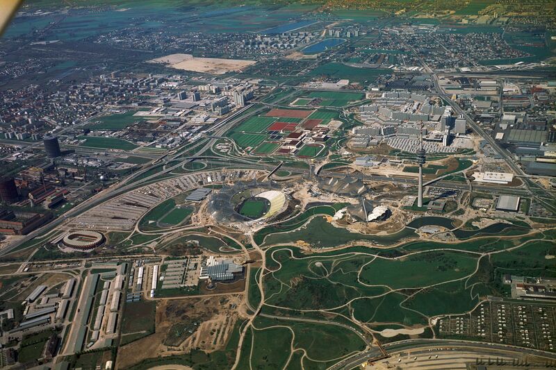 Datei:Olympiapark Bauarbeiten Luftbild 1972.jpg