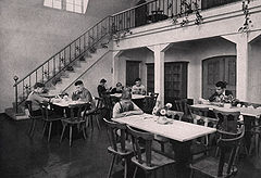 Tagesraum der Jugendherberge Nürnberg in der Kaiserstallung die 1952 wieder errichtet worden war. (Foto: Deutsches Jugendherbergswerk Detmold, aus: Deutsches Jugendherbergswerk [Hg.], Jugendherbergen, Detmold 1957, 37)