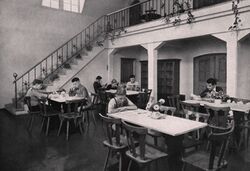 Tagesraum der Jugendherberge Nürnberg in der Kaiserstallung die 1952 wieder errichtet worden war. (Foto: Deutsches Jugendherbergswerk Detmold, aus: Deutsches Jugendherbergswerk [Hg.], Jugendherbergen, Detmold 1957, 37)