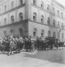 Der kleine Hoftrauerwagen mit dem Sarg Kronprinz Rupprechts. (Fotografie von Felicitas Timpe (1923-2006), Bayerische Staatsbibliothek Bildarchiv timp-015557)