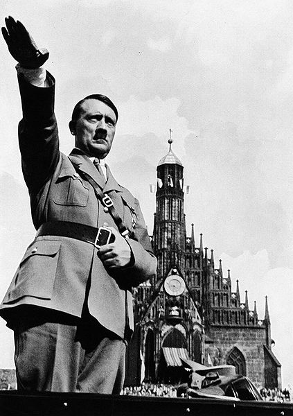 Datei:Hitler Hauptmarkt Nuernberg 1934.jpg