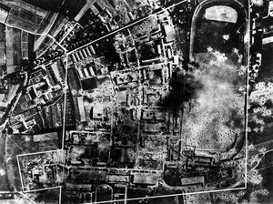 Luftbild der zerstörten Messerschmittwerke in Regensburg nach den ersten Luftangriffen. Aufnahme von Christoph Lang vom August 1943. (Stadt Regensburg, Bilddokumentation)
