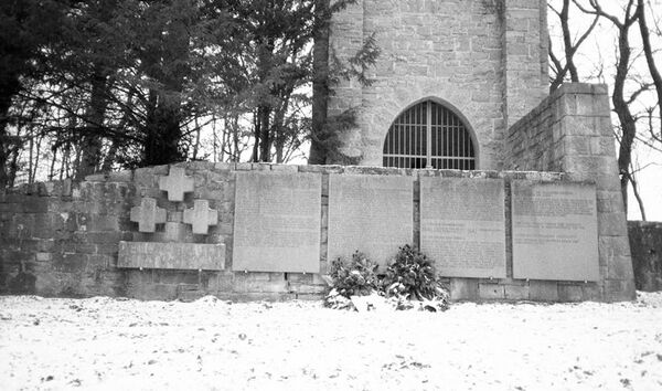 Mahnmal für die Kriegstoten beider Weltkriege, die Opfer des NS-Regimes und der Shoah in Marktheidenfeld. Das Denkmal wurde 1934 in Form eines Turmes errichtet und 1985 zu einem Mahnmal für für die Opfer von Krieg und Gewalt umgebaut. Fotografie von Israel Schwierz, 1996. (Bayerisches Hauptstaatsarchiv, BS N 80 80/18-36)
