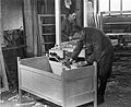 Im DP-Lager Coburg legt der Schreiner Stanislaw Kraykowish aus Warschau letzte Hand an ein Kinderbett. Mai 1946. (United Nations-Archives, S-1058-0001-01-186)