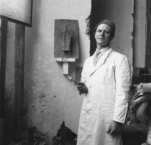 Der Bildhauer Heinrich Kirchner (1902-1984) in seinem Atelier in der Akademie der Bildenden Künste München. Das Foto entstand 1955 für eine Reportage durch Felicitas Timpe (1923-2006). (Bayerische Staatsbibliothek, Bildarchiv timp-015042)
