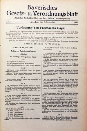 Nach dem Volksentscheid wurde die Verfassung des Freistaates Bayern im Gesetz- und Verordnungsblatt bekanntgegeben. (Bildarchiv Bayerischer Landtag, Foto: Rolf Poss)