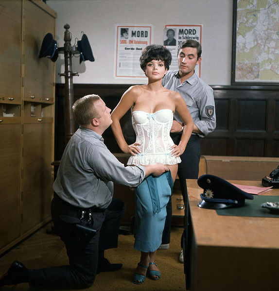 Datei:Szene Polizei Striptease.jpg