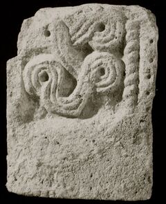 Fragment des Eckpfeilers einer Chroschranke aus Benediktbeuern. (Archäologische Staatssammlung München, Fotograf: Manfred Eberlein)