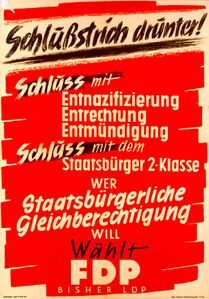1949 forderte die FDP bei der Bundestagswahl, unter die NS-Geschichte einen Schlussstrich zu ziehen. Das zugehörige Wahlplakat bediente sich hierfür orthographisch dem Doppel-S, wie es die sog. Schutzstaffeln (SS) und ihre Unterorganisationen nutzten. (Bild: Haus der Geschichte, Bonn)