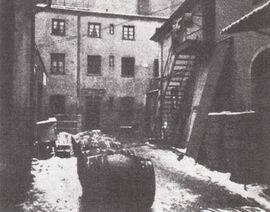 Der Innenhof der Türkenstraße 28 auf einer Aufnahme aus dem Jahre 1903. Rechts das Theater der "Scharfrichter" mit der Eisentreppe, die in das Sekretariat im ersten Stock führte. (Foto aus Bühne und Brettl 4, 1903)