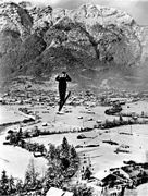Skispringer beim Sprung. Fotografie von C. Rietzschel. (Bayerische Staatsbibliothek, Bildarchiv hoff-69619)