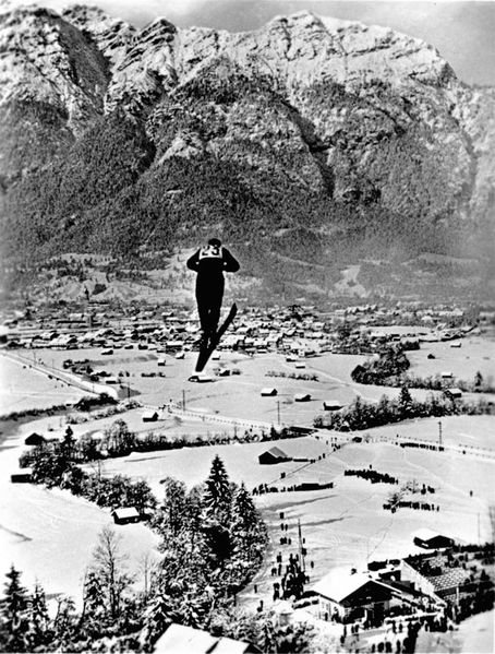Datei:Olympische Winterspiele 1936 Skispringen.jpg