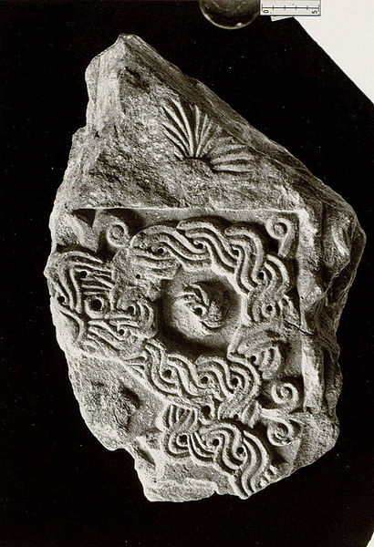 Datei:Fragement Flechtwerkstein b Weichs.jpg