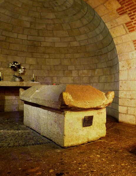 Datei:Sarkophag Afra Augsburg.jpg