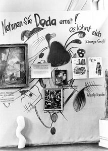 Richard Haizmanns (1895-1963) Marmorskulptur "Figur" von 1929 (umbenannt in "Mädchen") vor der Dada-Wand, Raum 3 im Obergeschoß, Juli 1937. Foto: Georg Schödl (1899-1981). (Stadtarchiv München, DE-1992-FS-NS-000123)