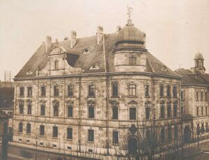 Das für den Oberlandesgerichtsbezirk Zweibrücken zuständige Sondergericht wurde im Amtsgericht Frankenthal eingerichtet. Foto des Gerichtsgebäudes, um 1910. (Bayerische Staatsbibliothek, Portr.T. 107)