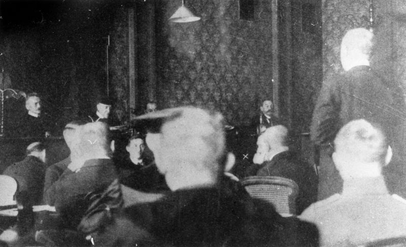 Datei:Gerichtsverhandlung Kaserne der Infanterieschule.jpg