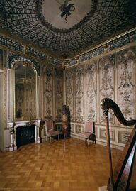 Kabinett aus dem Münchner Tattenbach-Palais (1772-1779). Die Malereien auf Seidentaft in der Art einer Weinlaube stammen von Joseph Zächenberger (1732-1802). Das Kabinett befindet sich seit 1951 im Bayerischen Nationalmuseum (© Bayerisches Nationalmuseum München).
