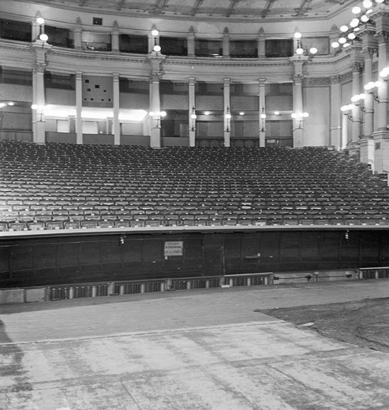 Datei:Bayreuth Festspielhaus Zuschauerraum 1950.jpg