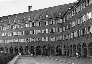 Die Borstei ist eine von 1924-1929 durch Bernhard Borst (1883-1963) und Oswald Bieber (1876-1955) errichtete Wohnanlage im Nordwesten Münchens. Foto um 1950. (Bayerische Staatsbibliothek, Bildarchiv hoff-65706)