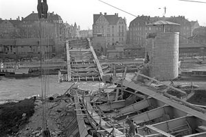 Foto der am 26.4.1945 gesprengten Donaubrücke in Regensburg. (Stadt Regensburg, Bilddokumentation, Christoph Lang)