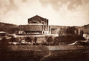 Der "Grüne Hügel" im Jahr 1876, kurz nach der Fertigstellung des von von Otto Brückwald (1841-1917) errichteten Festspielhauses. (Bayerische Staatsbibliothek, Bildarchiv port-021420)