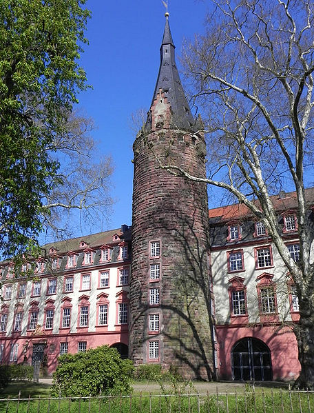 Datei:Schloss Erbach Bergfried.jpg
