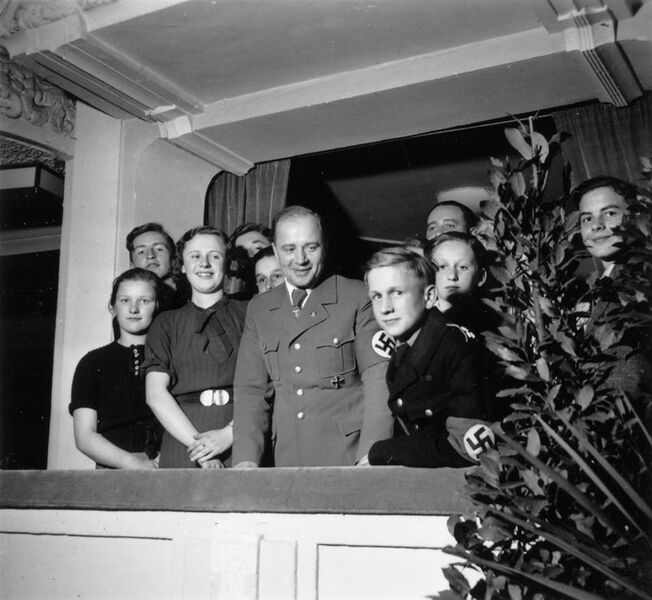 Datei:Gerhard Kuhn und Lehrlinge.jpg