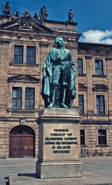 Datei:Markgrafendenkmal Erlanger Schloss.jpg