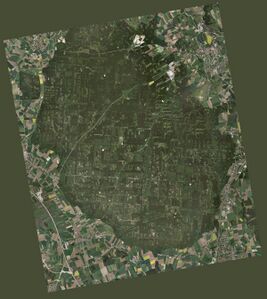 Der Ebersberger Forst im heutigen Luftbild: Konstanz einer Landschaft. Zum Vergleich ist die Aufnahme wie die Planaufnahme des Anzinger Forsts (hier der untere Teil) aus dem 18. Jahrhundert eingenordet (Norden am linken Bildschnitt). (DOP ©Bayerische Vermessungsverwaltung)