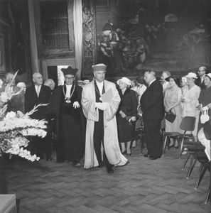 Jahressitzung der Akademie der Bildenden Künste München im Juli 1958. In der Mitte ist der damalige Präsident Sepp Ruf (1908-1982) zuerkennen, der das Amt von 1957 bis 1960 inne hatte. Foto von Felicitas Timpe (1923-2006). (Bayerische Staatsbibliothek, Bildarchiv timp-018820)