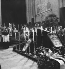 Aufbahrung Kronprinz Rupprechts in der Ludwigskirche. (Fotografie von Felicitas Timpe, 1923-2006), Bayerische Staatsbibliothek Bildarchiv timp-015553)