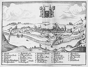 Stadtansicht von Hof. Lithographie nach einem Stich von Christian Romstet (1640-1721), vor 1721. Abb. aus: Christian Meyer (Hg.), Quellen zur Geschichte der Stadt Hof, Hof 1894. (Bayerische Staatsbibliothek, Bildarchiv port-031027)