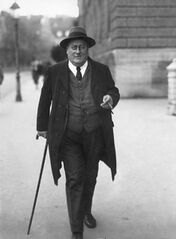 Martin Gruber auf dem Weg zu seinem Prozess 1925 am Mariahilfplatz in München. (Stadtarchiv München, DE-1992-FS-WREP-001) lizenziert durch CC BY-ND 4.0)