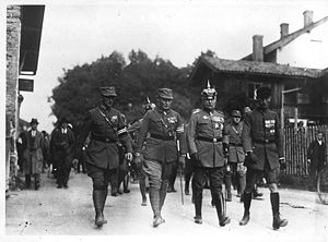 Erich Ludendorff bei der Einweihungsfeier des Oberland-Denkmals am 30. September 1923. (Bayerische Staatsbibliothek, Bildarchiv, hoff-6539)