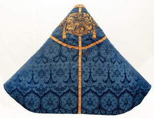 Die Rückenansicht des blauen Bamberger Rationale. (Diözesanmuseum Bamberg, Inv.Nr. 3.1.0002, Foto: Uwe Gaasch)