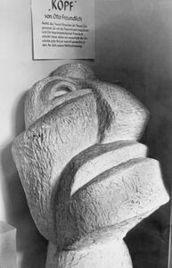 Plastik "Großer Kopf" von Otto Freundlich – in der Ausstellung "Entartete Kunst" präsentiert als "Der neue Mensch", Juli 1937. Foto: Georg Schödl. (Stadtarchiv München, DE-1992-FS-NS-01563)