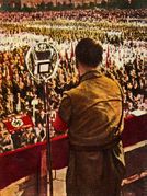 Adolf Hitler spricht anlässlich des Reichstagswahlkampfes am 24. Juli 1932 in Bochum (Nordrhein-Westfalen). Zigarettensammelbild. Hoffmann kooperierte seit 1933 mit dem Reemtsma-Konzern und lieferte das Bildmaterial für mehrere Sammelalben von Zigarettenbildern mit NS-Propaganda. Durch die seit den 1920ern weit verbreiteten Sammelalben erreichten Hoffmanns Zigarettenbilder Millionenauflagen. (Bayerische Staatsbibliothek, Bildarchiv hoff-7296)